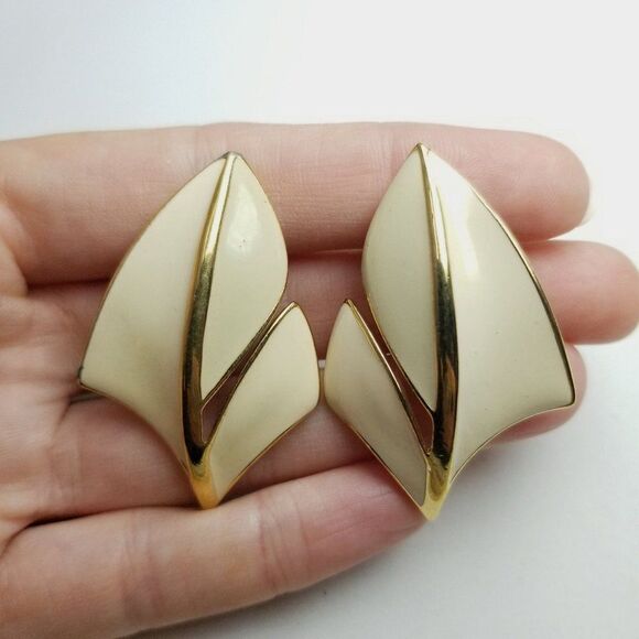 Vintage Trifari Cream and Gold Tone Clip On Earrings Retro 80s 90s Style, Signed - Picture 1 of 7